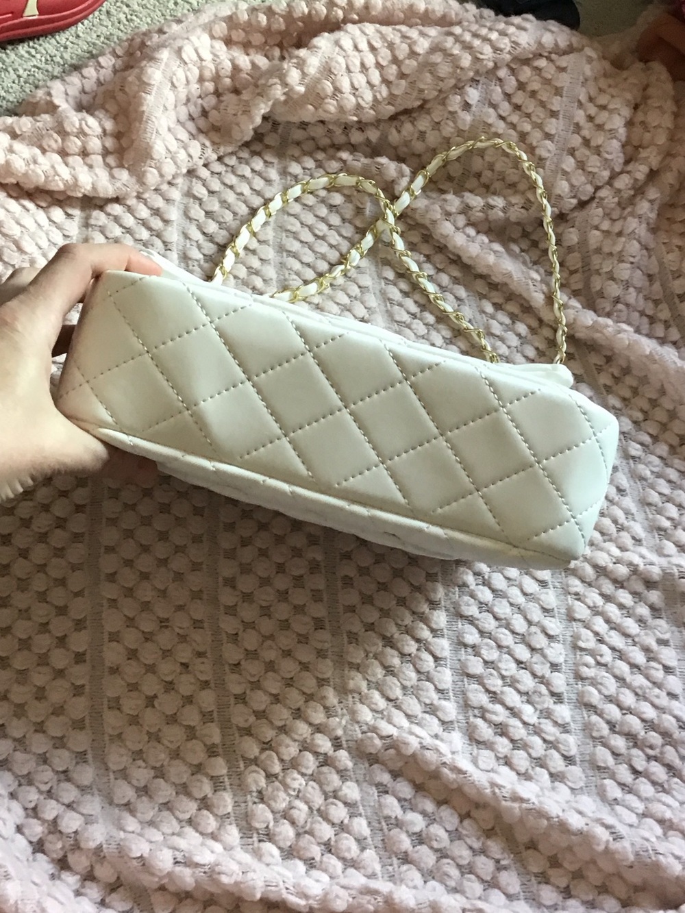 CHANEL White Quilted Shoulder Bag with Gold Chain - Picture 3 of 11